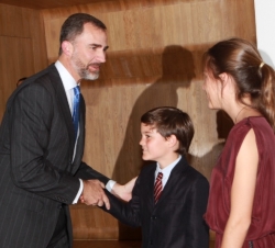 Su Alteza Real el Príncipe de Asturias, a su llegada al CaixaForum Madrid, saluda a los hijos de Jaime Fernández de Araoz